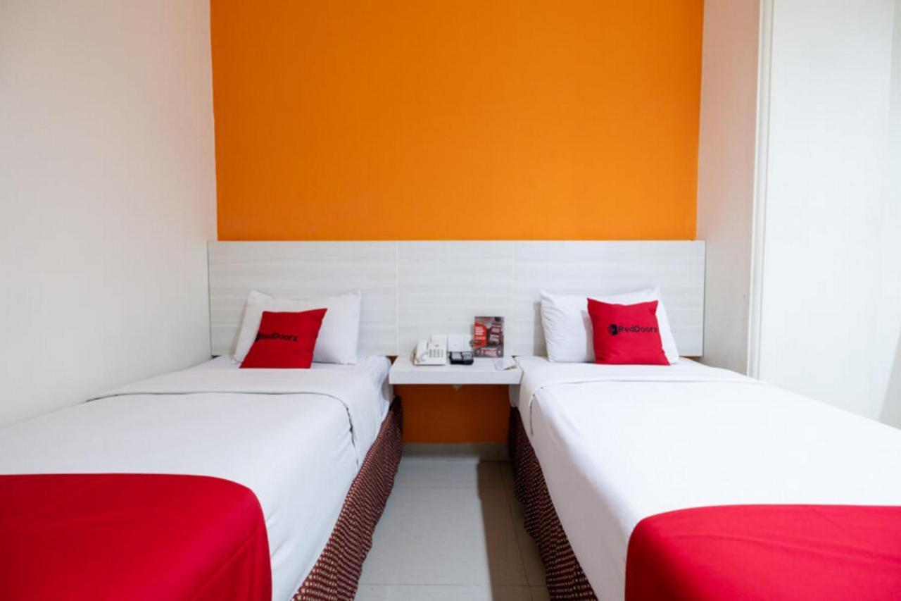 Reddoorz Plus @ Hotel Alden Makassar Bagian luar foto