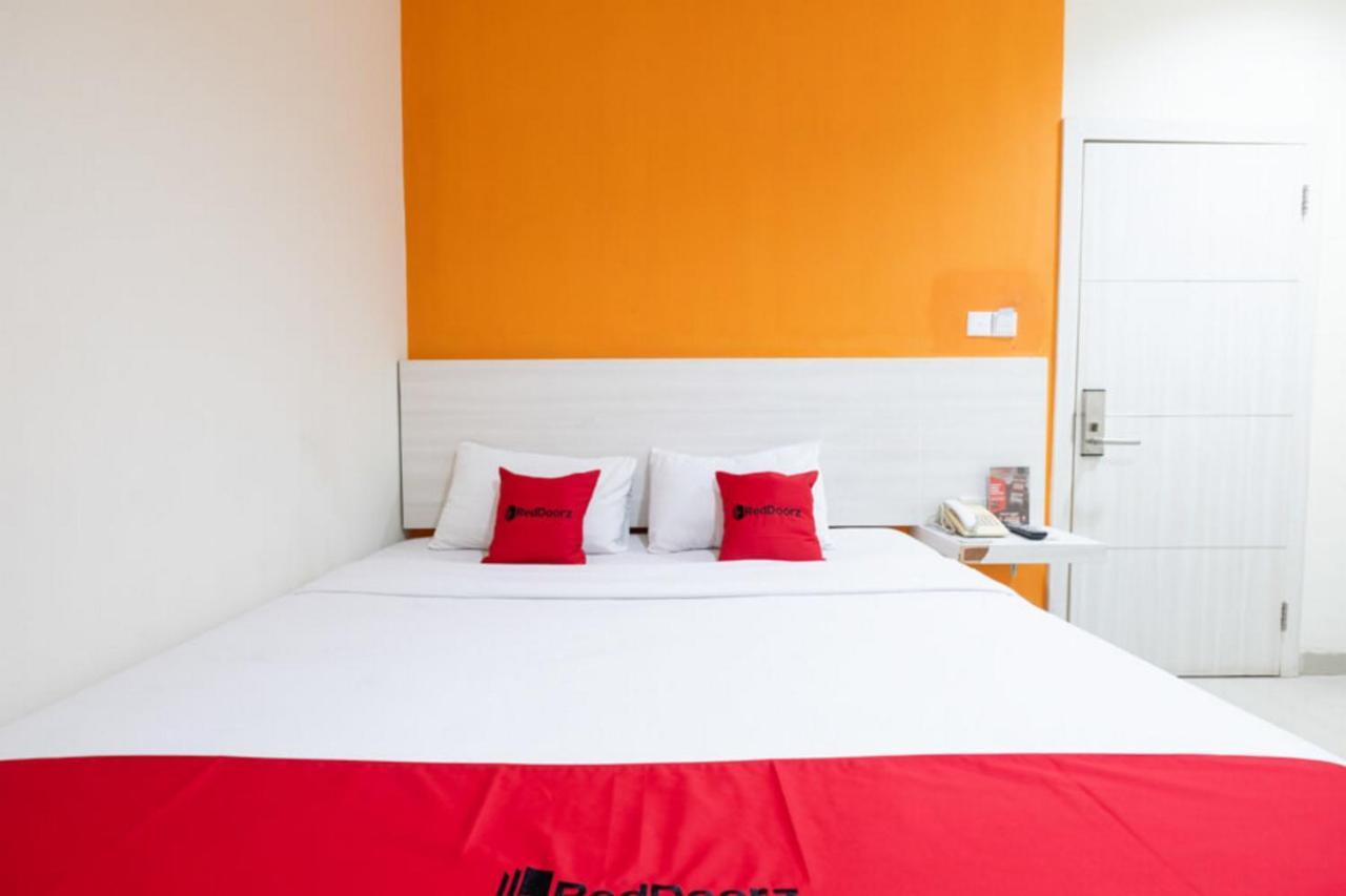 Reddoorz Plus @ Hotel Alden Makassar Bagian luar foto