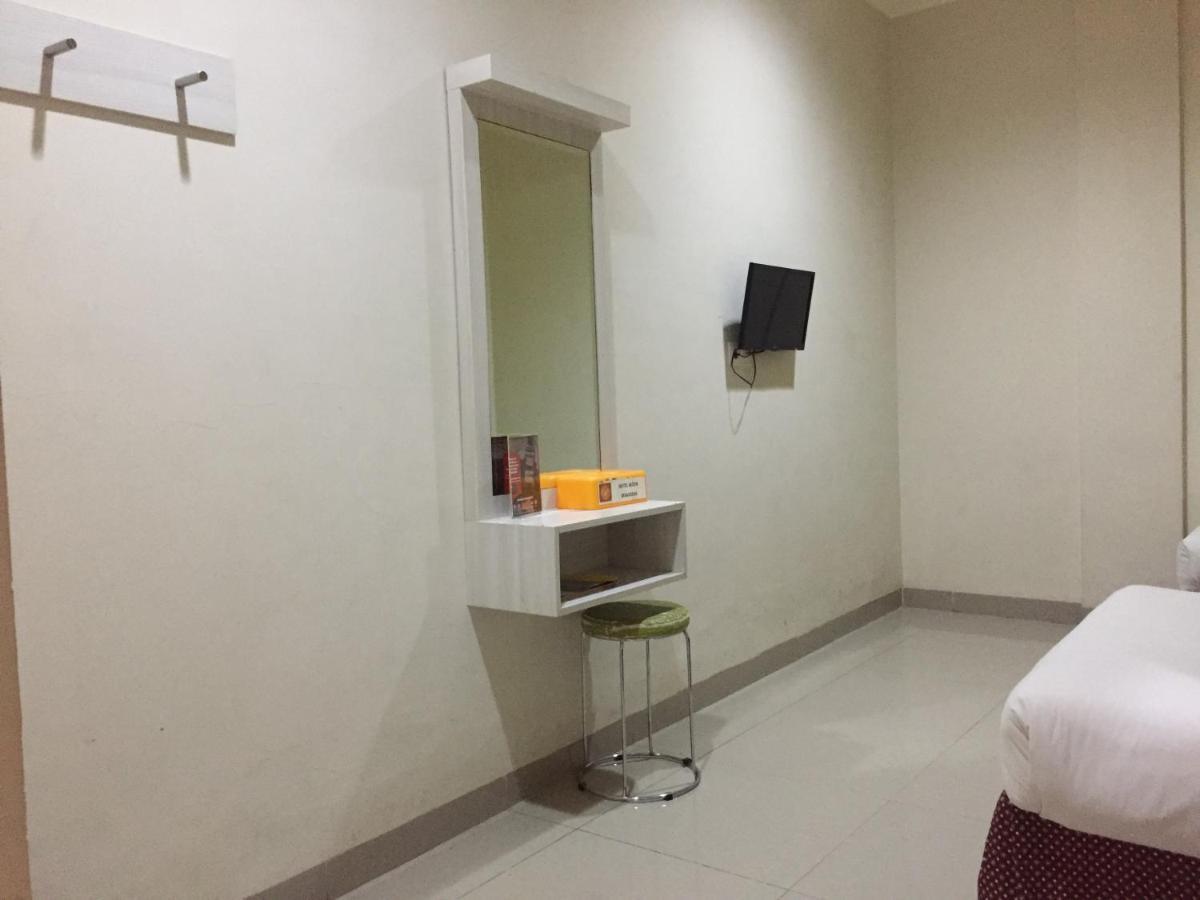 Reddoorz Plus @ Hotel Alden Makassar Bagian luar foto