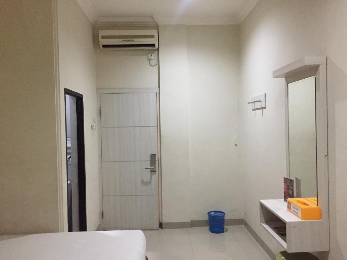 Reddoorz Plus @ Hotel Alden Makassar Bagian luar foto